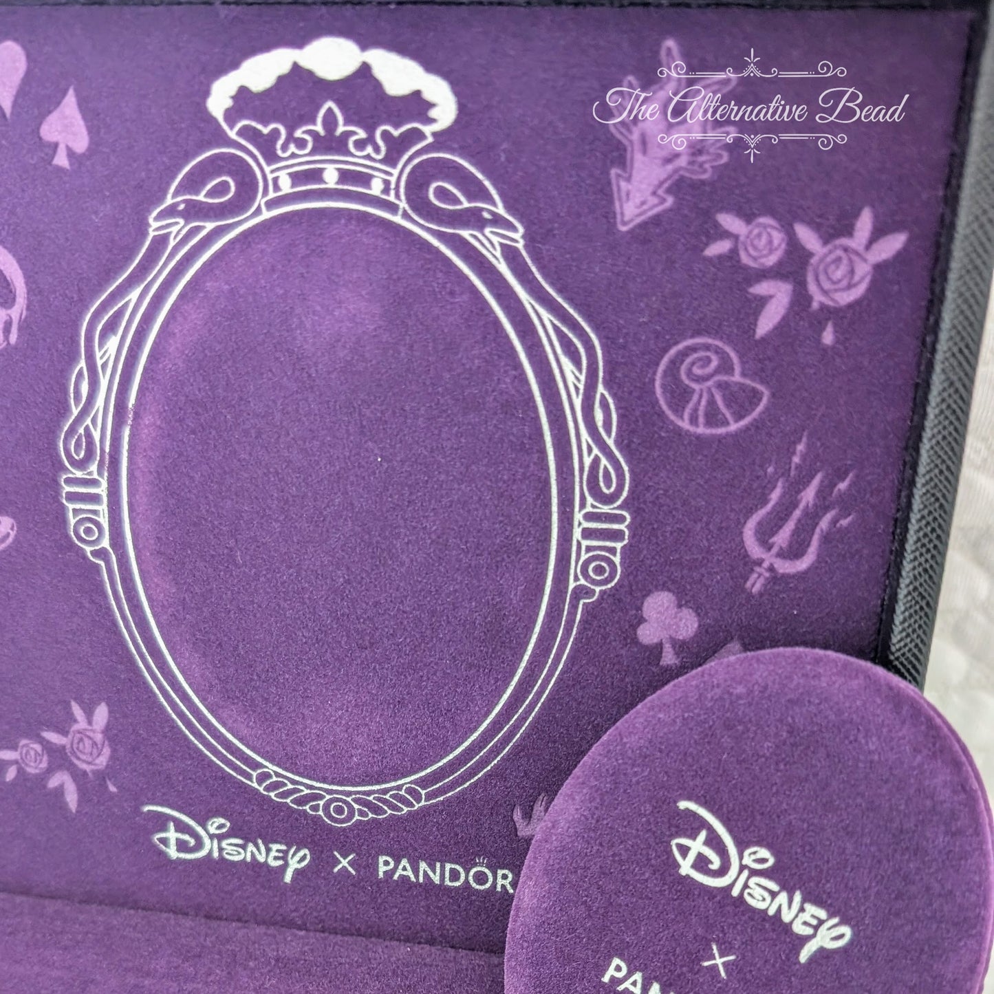 Disney x Pandora Disney Villains Exclusive Jewelry Case Collectors Set by The Alternative Bead. Your official Disney x Pandora Retailer from Germany