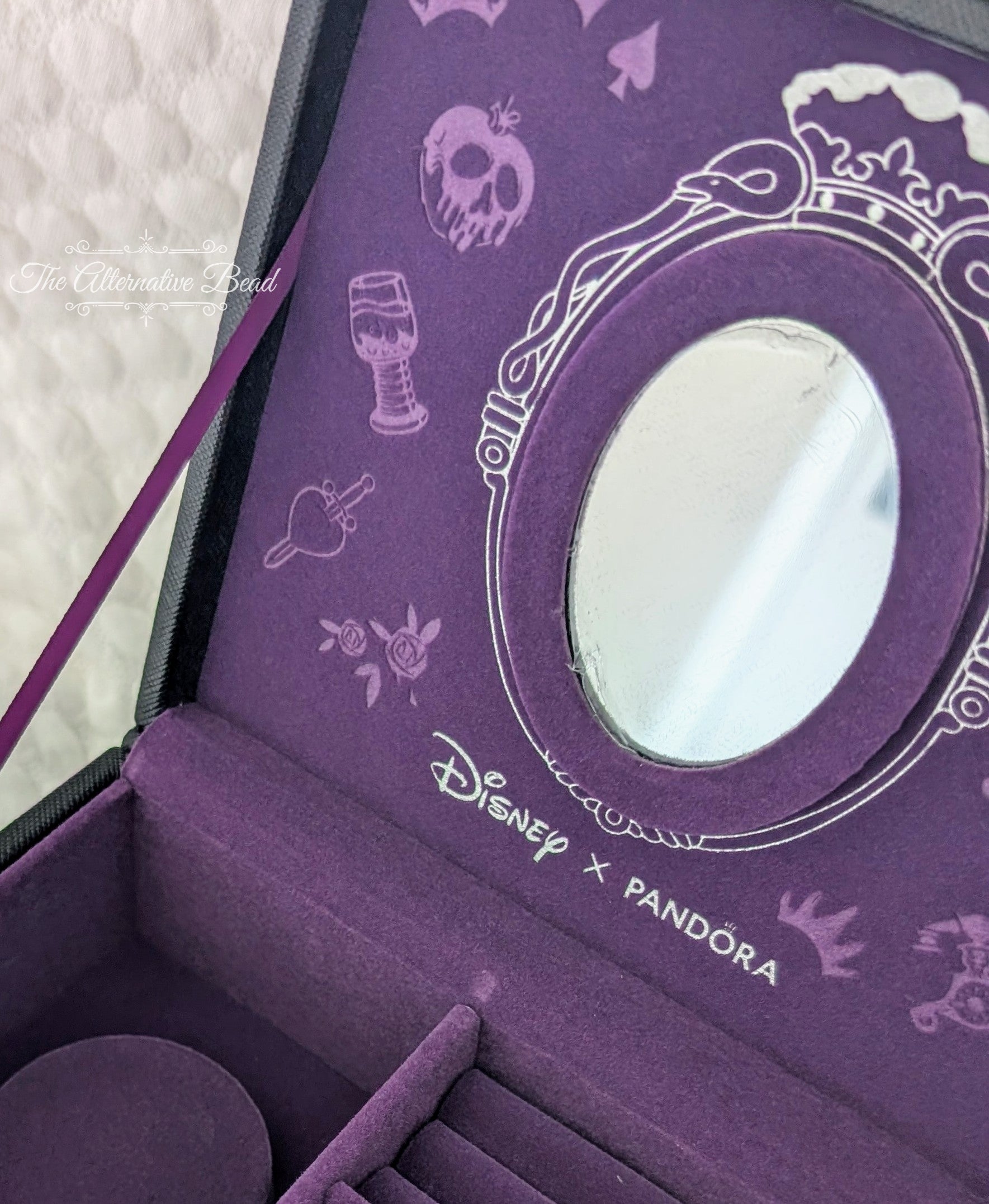 Disney x Pandora Disney Villains Exclusive Jewelry Case   Collectors Set by The Alternative Bead. Your official Disney x Pandora Retailer from Germany