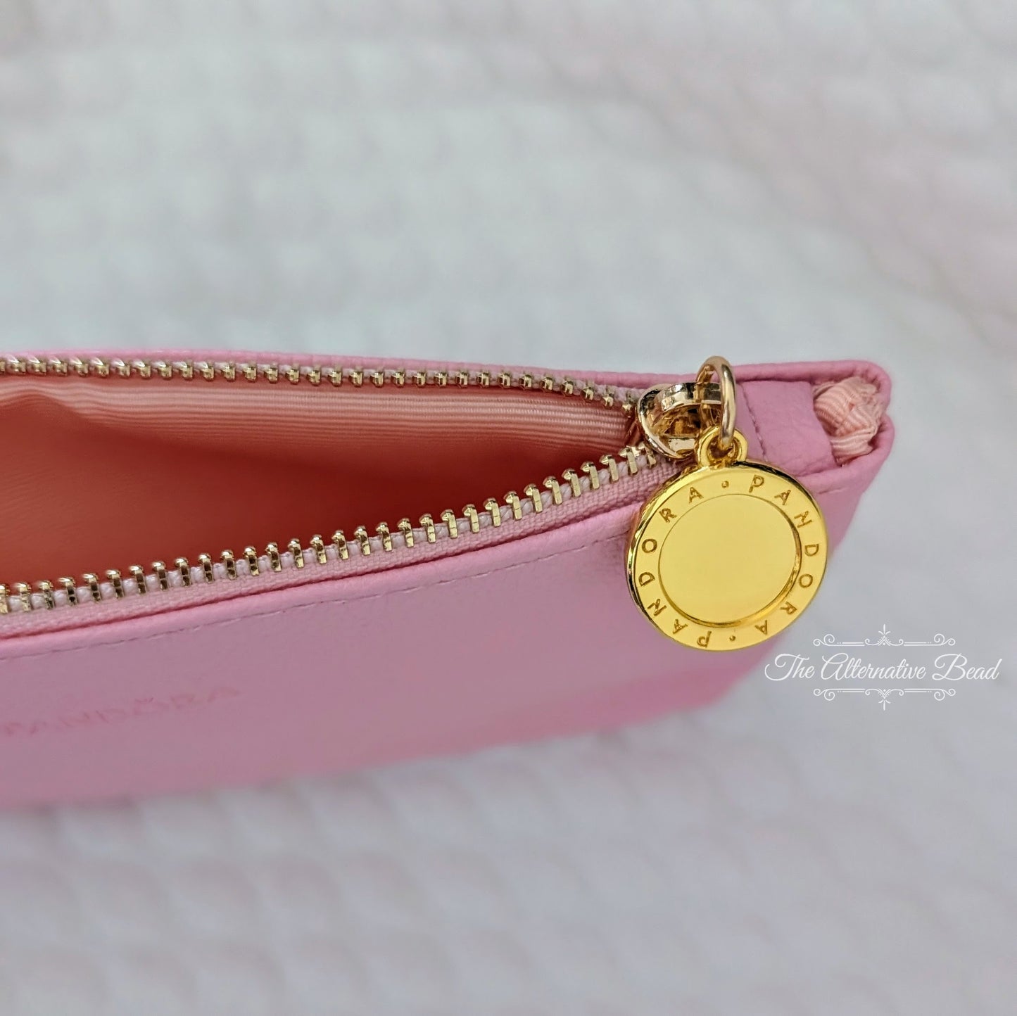 Pandora Pink Zipper / Cosmetics Pouch Jewelry Box by The Alternative Bead. Your official Pandora Retailer from Germany