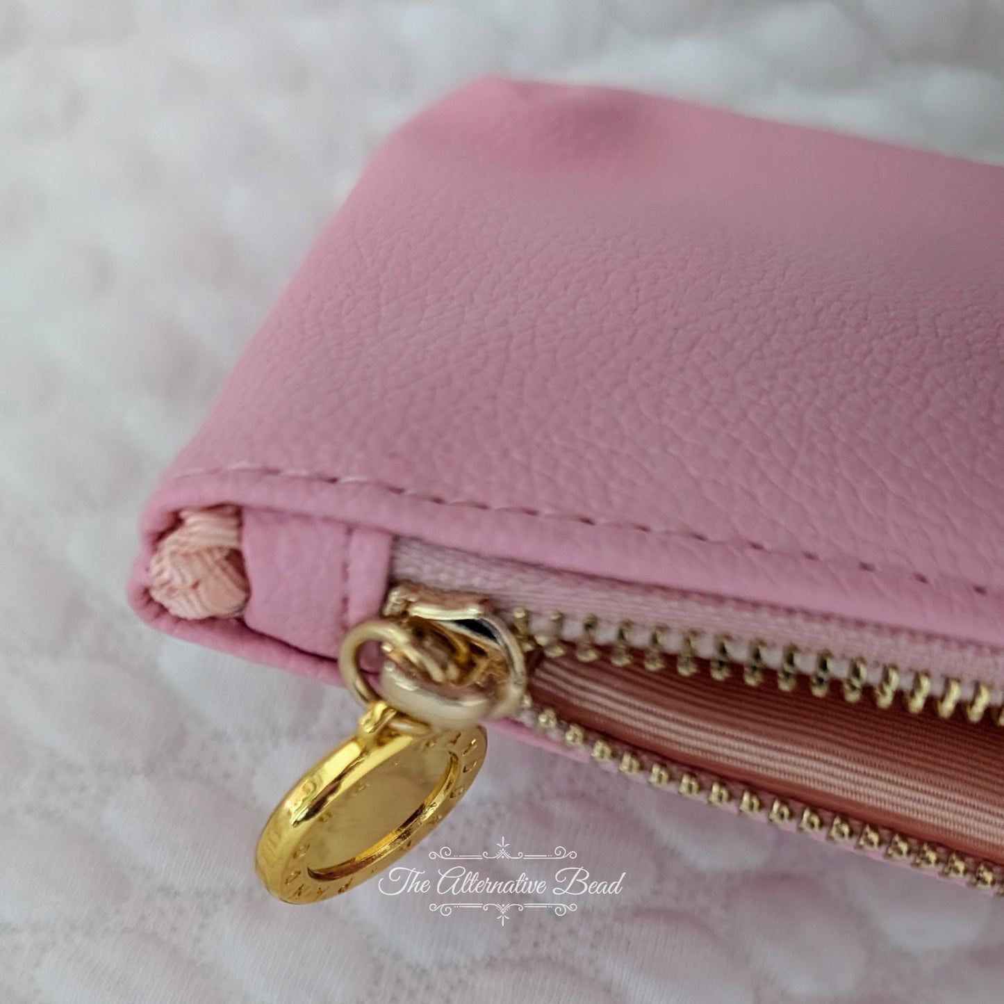 Pandora Pink Zipper / Cosmetics Pouch Jewelry Box by The Alternative Bead. Your official Pandora Retailer from Germany