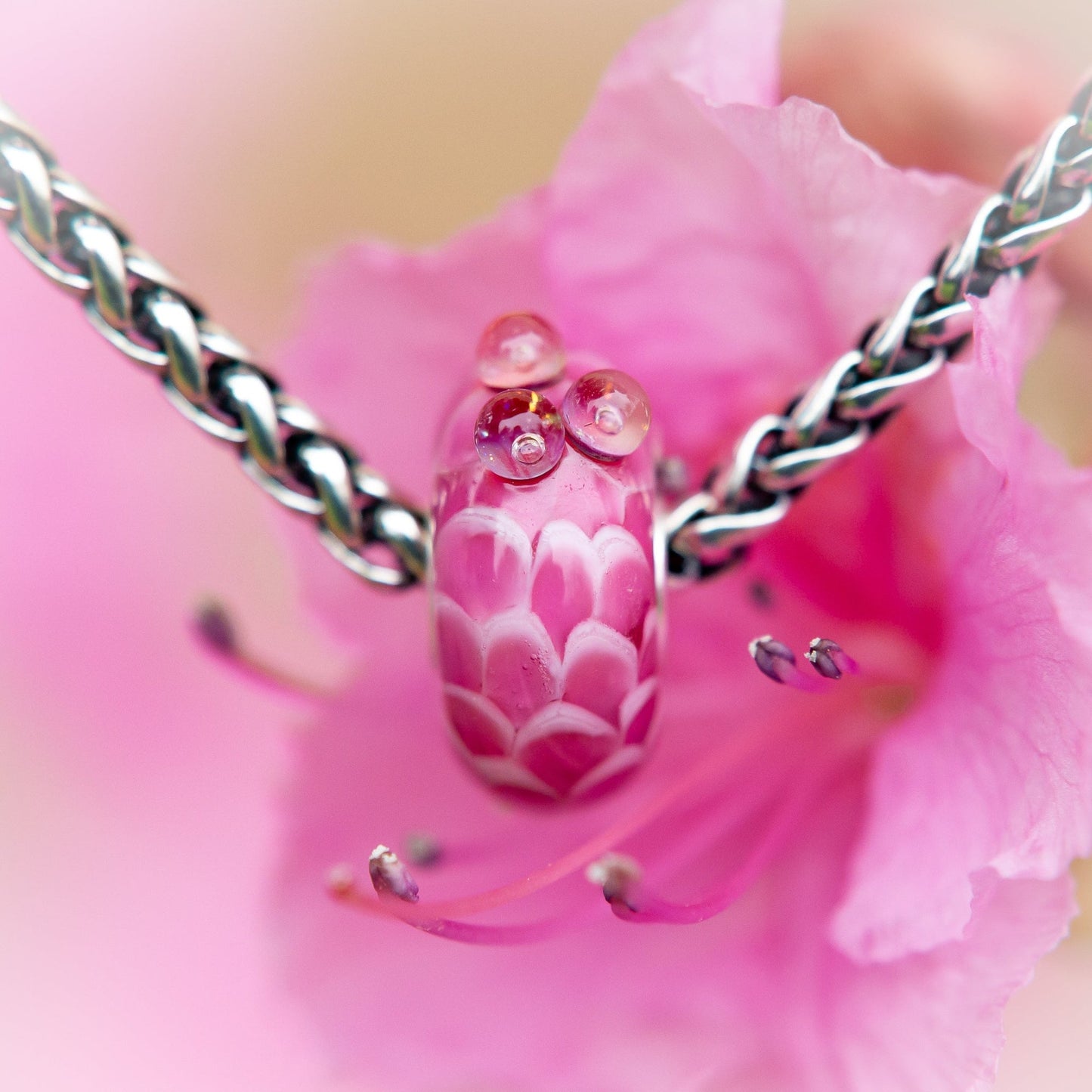 Elfbeads Soft Strawberry Scales glass Bead by The Alternative Bead. Your official Elfbeads Retailer from Germany
