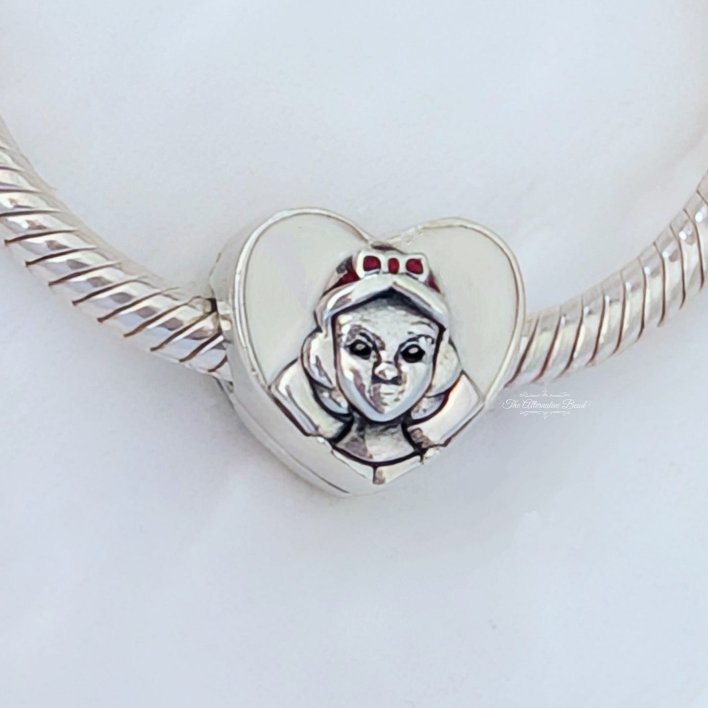 Disney x Pandora Snow White Clip red; silver; white sterling-silver; enamel Clip by The Alternative Bead. Your official Disney x Pandora Retailer from Germany