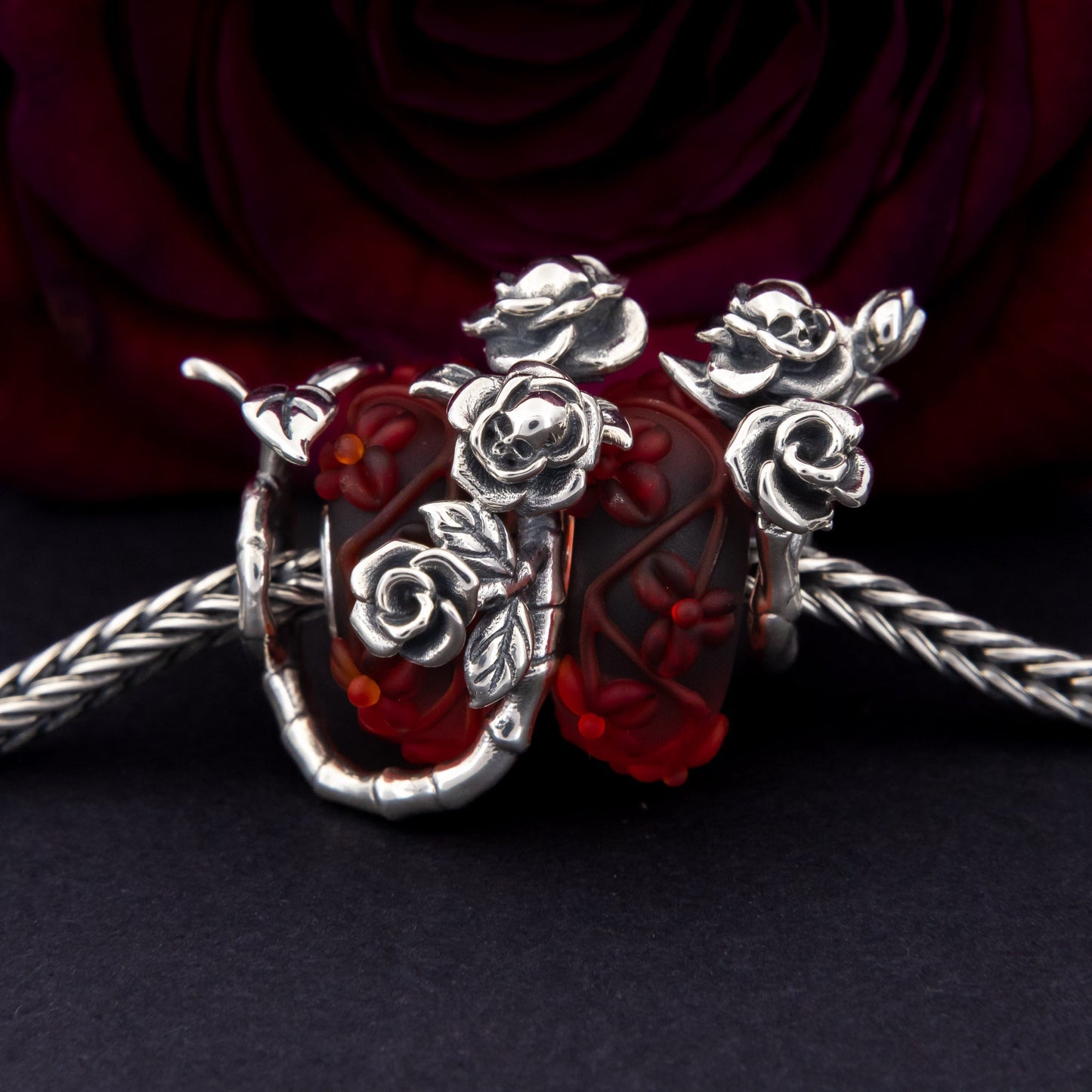 Elfbeads Rose Skull Flowerhugs (S221002) silver sterling-silver Charm - The Alternative Bead official German Retailer. Buy 4 get 5 - free DHL Shipping for all orders above 150€