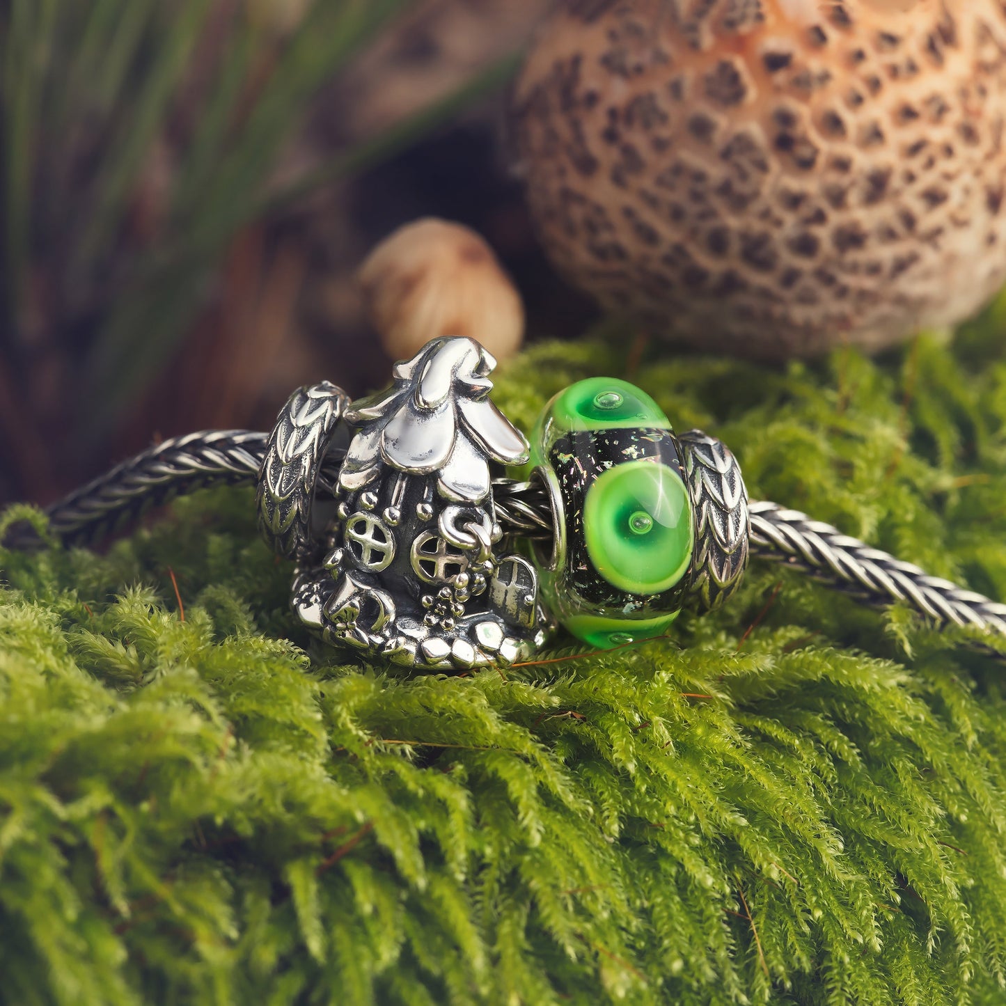 Elfbeads Witch Magic Lotus - Green glass Bead by The Alternative Bead. Your official Elfbeads Retailer from Germany