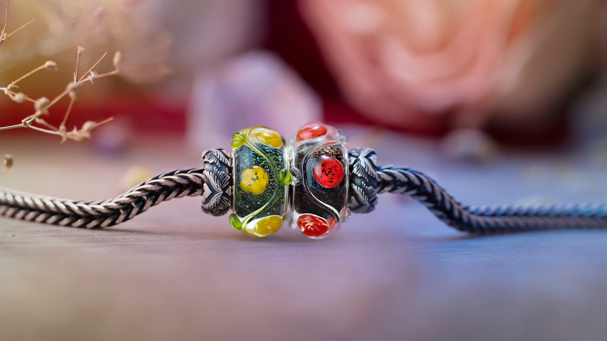 Elfbeads - Dark Galaxy Bloom (G250224) red glass Bead
Elfbeads - Moonflower Bloom (G250223) yellow glass Bead