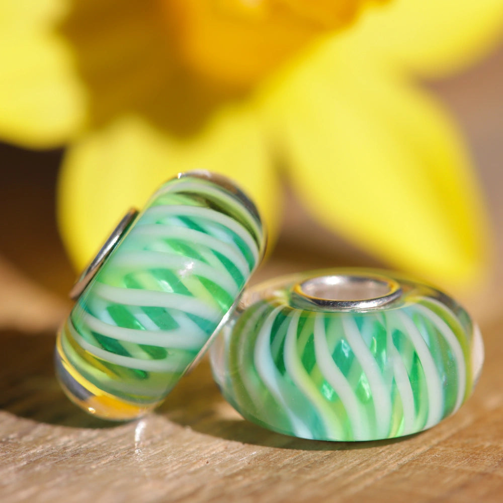 Ogerbeads Ocean Side Gradient Lamellen green; white glass Bead by The Alternative Bead. Your official Ogerbeads Retailer from Germany