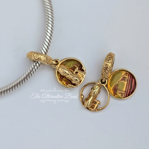 Disney x Pandora Shine Simba & Mufasa Sunset Dangle (768639C01) gold and brown gold and enamel Dangle by The Alternative Bead. Your Jewelry Retailer from Germany