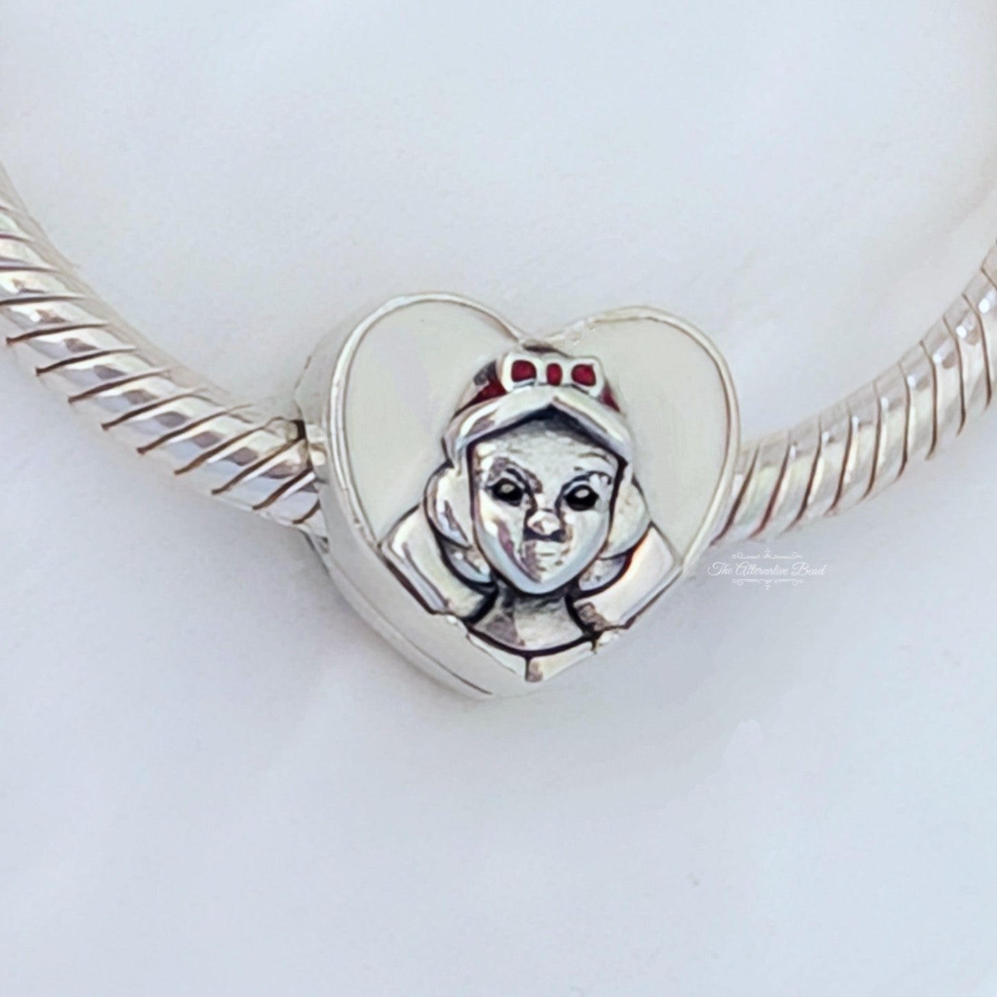 Disney x Pandora Snow White Clip red; silver; white sterling-silver; enamel Clip by The Alternative Bead. Your official Disney x Pandora Retailer from Germany