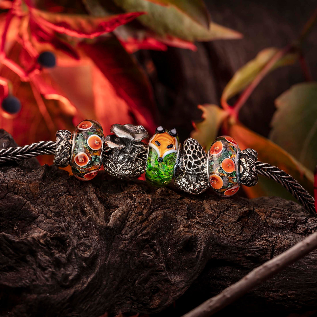 Elfbeads Fox of the Wildwood green; orange glass Bead by The Alternative Bead. Your official Elfbeads Retailer from Germany